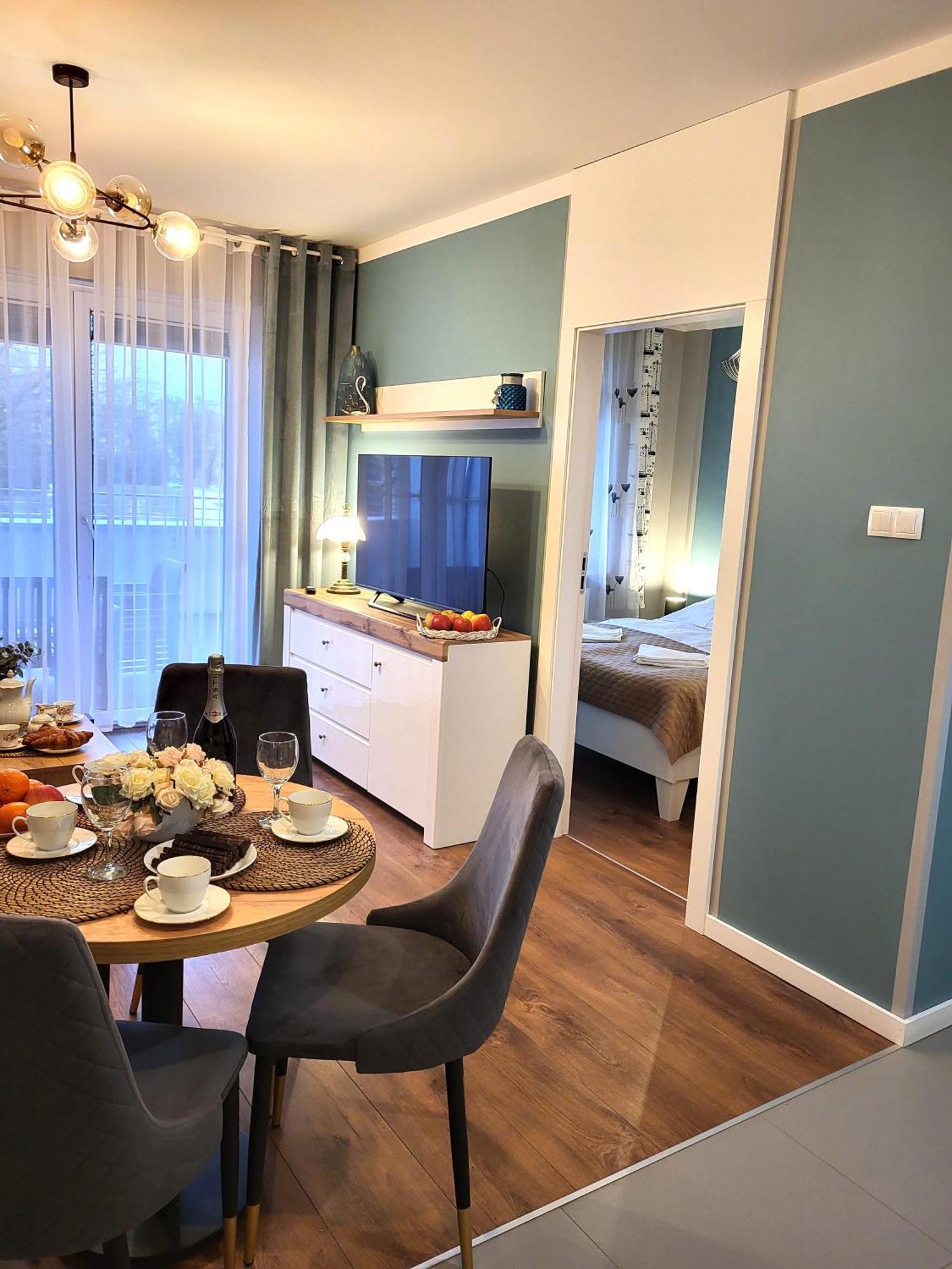 Miodowy Dom Exspanse Apartament 2 Lub 3 Pokoje Z Tarasem I Parkingiem Kolobrzeg Exterior photo